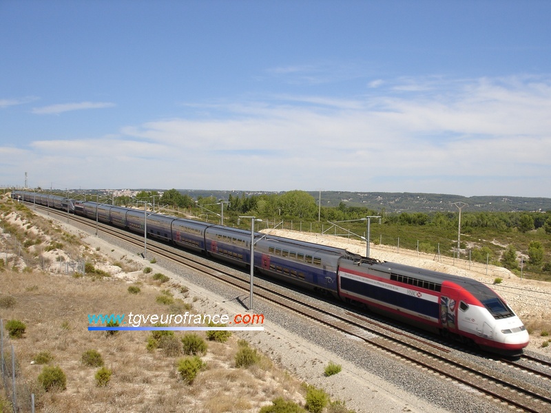 Dos TGV Duplex (288 y 202) sobre el ferrocarril LN5 de partida para Aix-en-Provence TGV