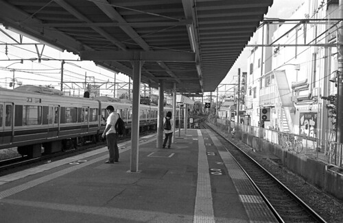 Shijonawate Station Platform