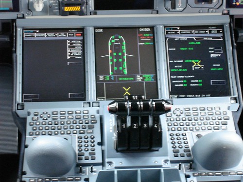 駕駛艙的主要三個顯示螢幕