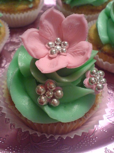 click through for more pretty cupcakes Posted by Rachel at 8 30 2007