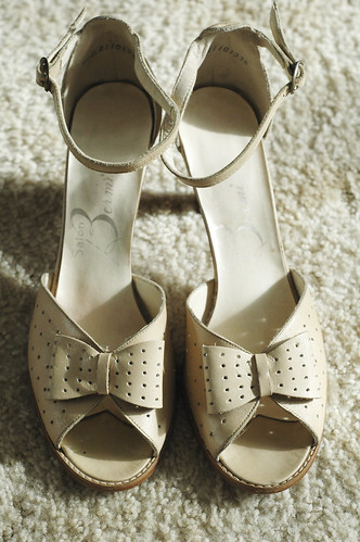 Vintage tan strappy heels