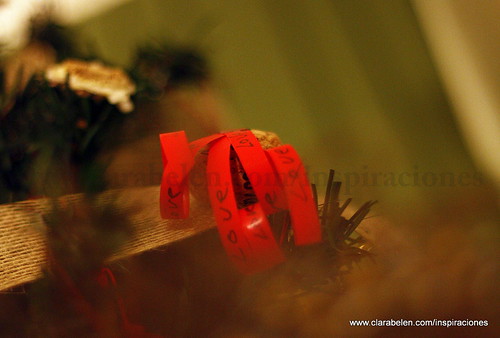 Manualidades Navidad: Adorno de árbol de Navidad con corcho y cinta de regalo