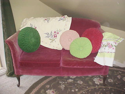 raspberry loeveseat ~pillows~linens