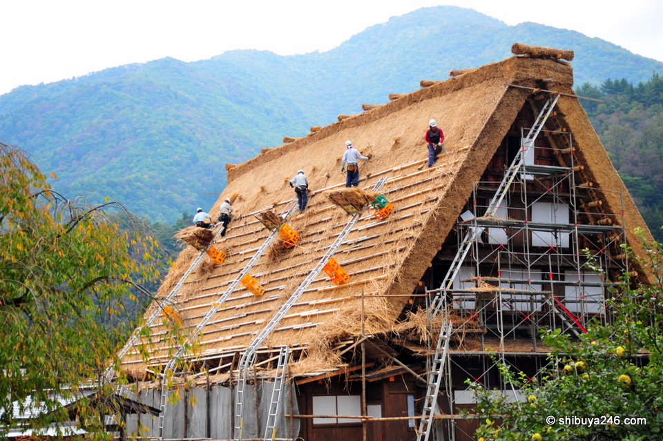 A house having its roof remade in the traditional style