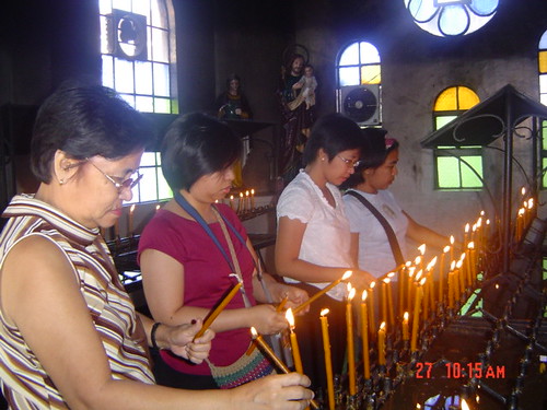 Philippinen  菲律宾  菲律賓  필리핀(공화국) Pinoy Filipino Pilipino Buhay Baguio people pictures photos life Philippines, rural, traditional,tradition woman candles church religion faith baguio