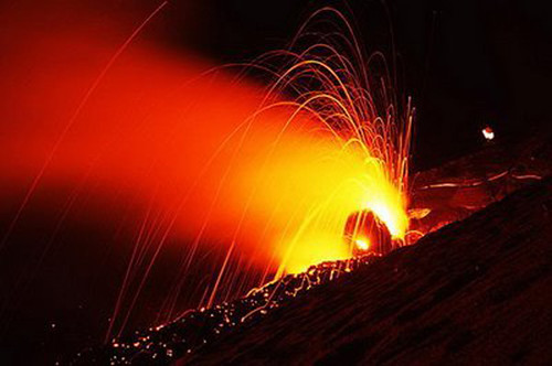 994477651 38f09fd906 Danger and Beauty of Hawaiian Volcanoes