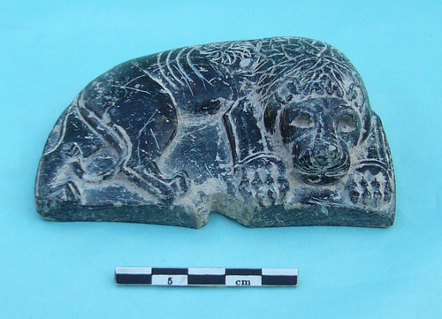 Statuette en pierre représentant un lion couché, Bronze récent, chantier du "Rempart" sur le site du tell de Ras Shamra (fouilles K. Al-Bahloul et M. Al-Maqdissi)