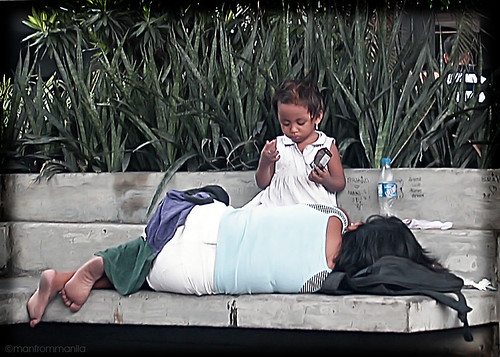 Philippinen  菲律宾  菲律賓  필리핀(공화국) Pinoy Filipino Pilipino Buhay  people pictures photos life child, city, girl, mother, Philippines, scene, sidewalk, street, young sleeping  