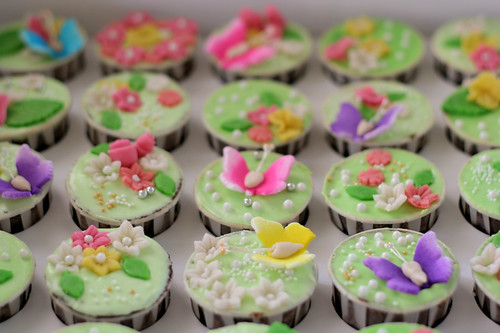 cupcakes-syafa-royal-icing-butterfly-garden