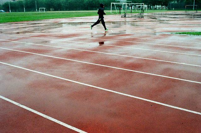 雨中跑者