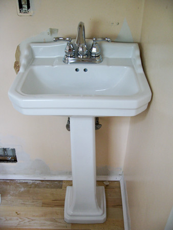 Pegasus petite pedestal sink 19