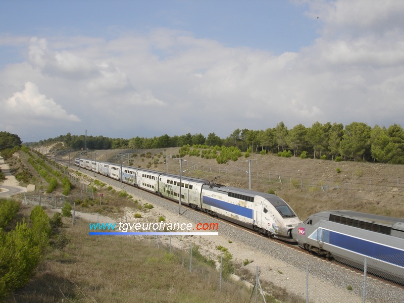 El TGV Duplex 288 (Cézanne) y el TGV Réseau 509 Lacroix de partida para Avignon TGV el 29 de septiembre de 2006