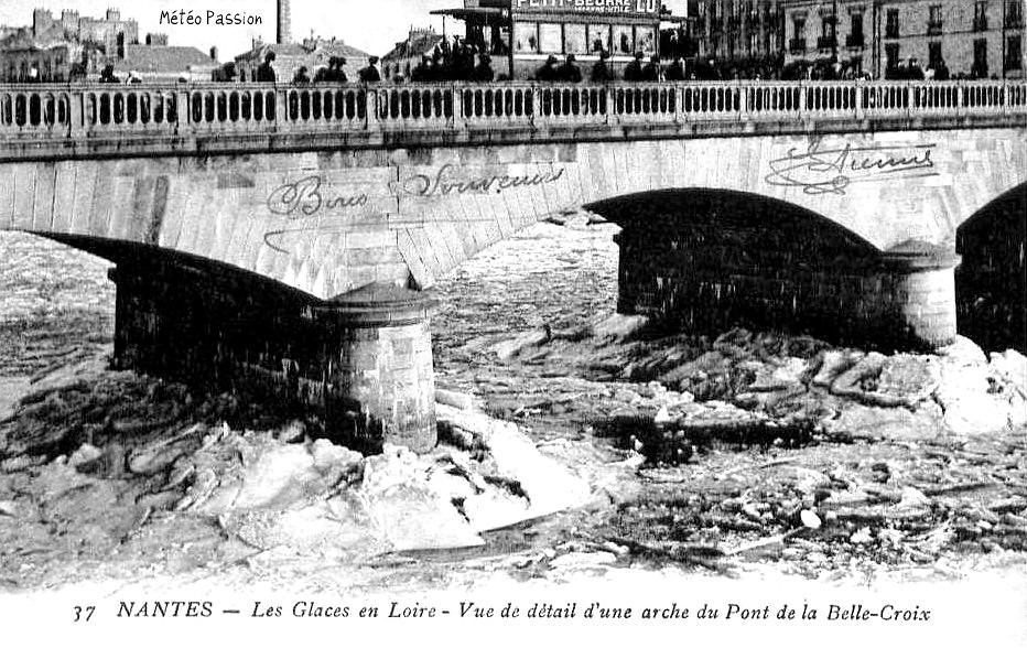 galettes de glace sur la Loire gelée au pont de la Madeleine à Nantes en janvier 1914