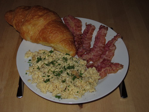 Rührei, Bacon und Croissants zum Frühstück | Gourmandise