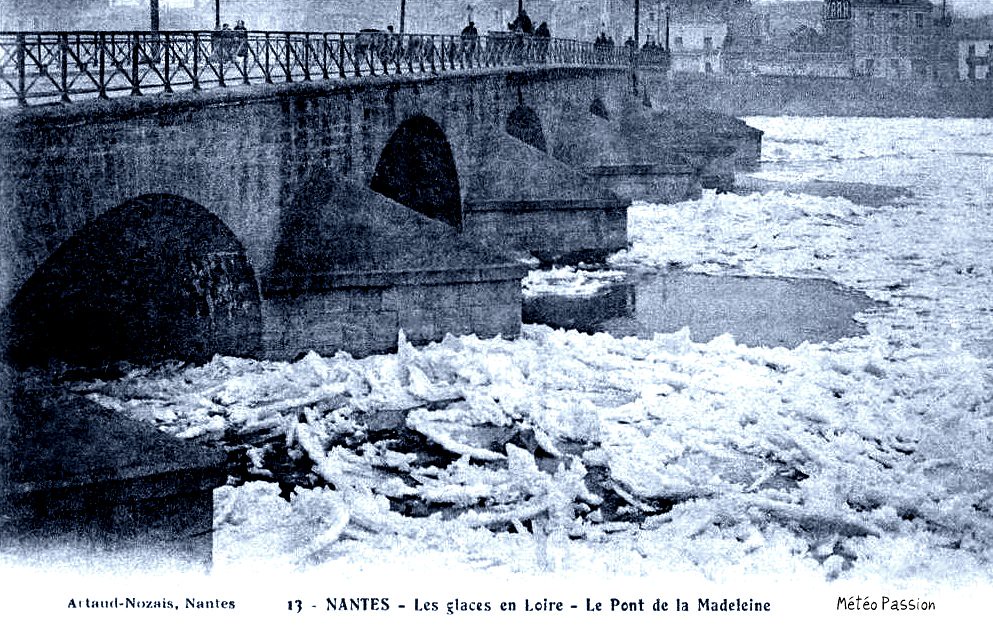 glaces en Loire sous le pont de Belle croix à Nantes en janvier 1914