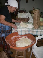 A avó a tender a massa do pão
