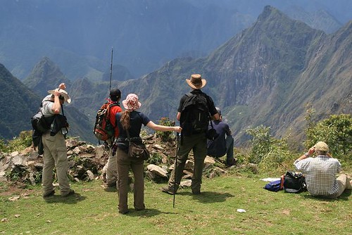Une vue de loin de Machu Picchu (légèrement à droite du bâton)