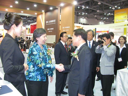 FAS Associate Administrator Janet Nuzum shakes hands with Korea’s Minister for Food, Agriculture, Forestry and Fisheries Chang Tae-Pyong. 