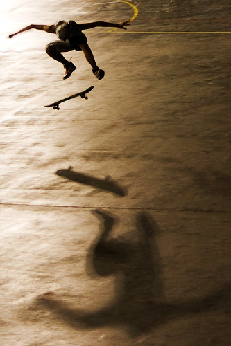 フリー写真素材|人物|人と風景|運動・スポーツ|スケボー・スケートボード|跳ぶ・ジャンプ|セピア|