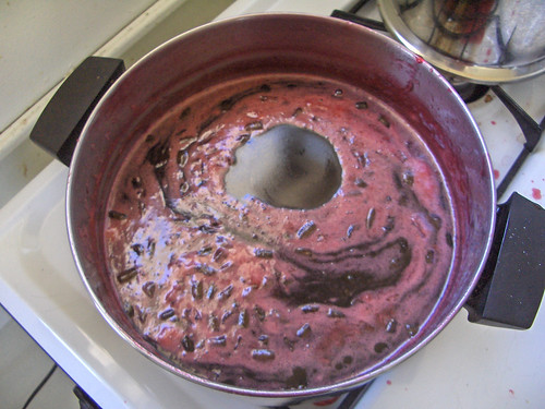Making plum jelly