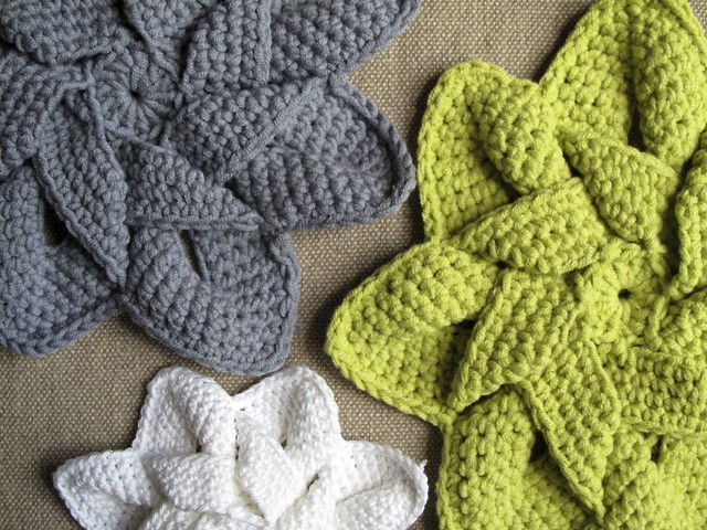 Kitchen Crochet Patterns featured by top US crochet blog, Flamingo Toes: hotpad