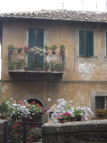 Italia, flores en todos los balcones y ventanas