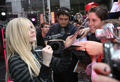 Avril Lavigne - Lagi tanda tangan