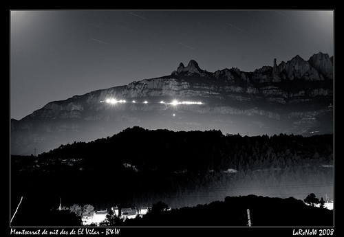 Montserrat de nit des de El Vilar - B&amp;W