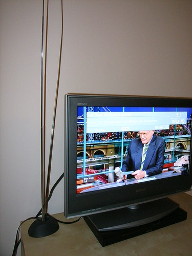 Receiving HD Digital TV via this small indoor antenna.