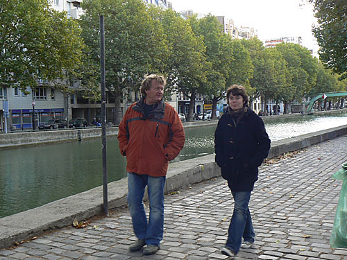 promeneurs au bord du Canal Saint Martin.jpg