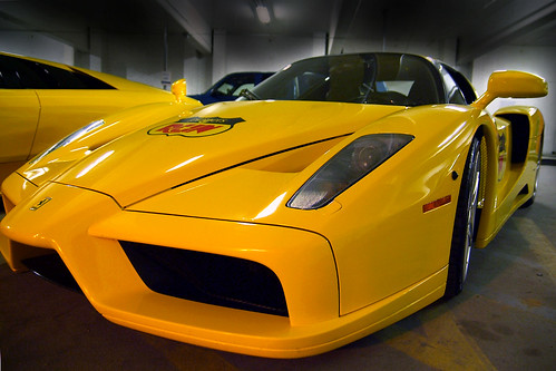 Фото желтого Феррари F60 Enzo