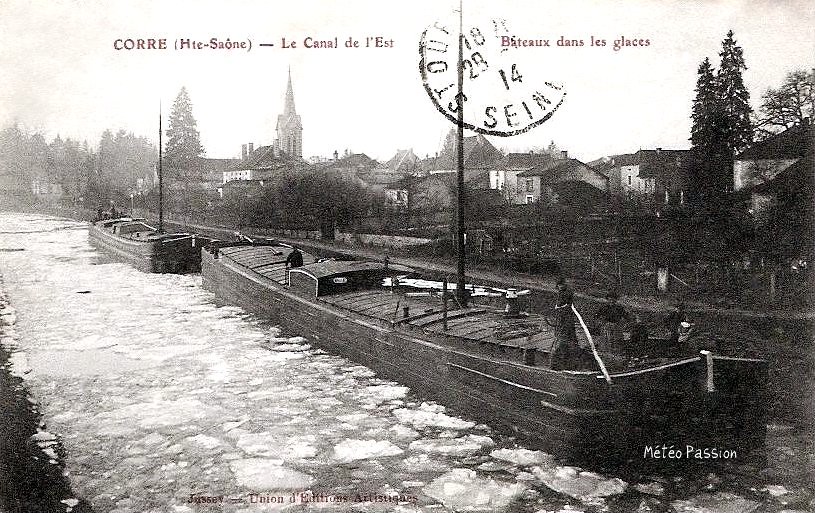 péniches bloquées à Corre sur le canal de l'Est gelé pendant l'hiver 1914