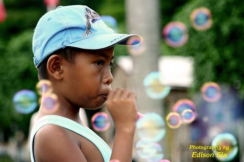 Luneta Manila boy blowing bubbles toys  Buhay Pinoy Philippines Filipino Pilipino  people pictures photos life Philippinen  菲律宾  菲律賓  필리핀(공화국)     