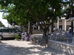 Bikes junto às esplanadas, no Estoril