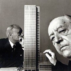 Mies van der Rohe a Philip Johnson s modelem Seagram Building 1955