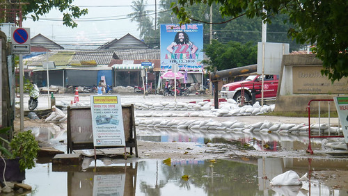 Koh Samui after storm-near laemdin market　サムイ島集中豪雨後1