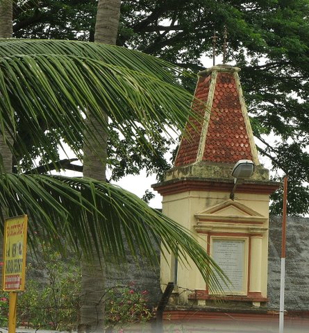 old building near RanganathittuRoad to Mysore 150707