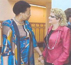 La Consellera de Sanitat de la Generalitat, Hble. Sra. Marina Geli, y la Sra. Graça Machel 