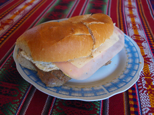 Argentina: Sandwich de milanesa (1)