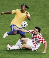 Danijel Pranjic (SC Heerenveen) tegenover Ronaldinho