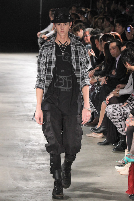 Tommy Cox3018_SS11_Tokyo_GUT'S DYNAMITE CABARETS(Fashionsnap)