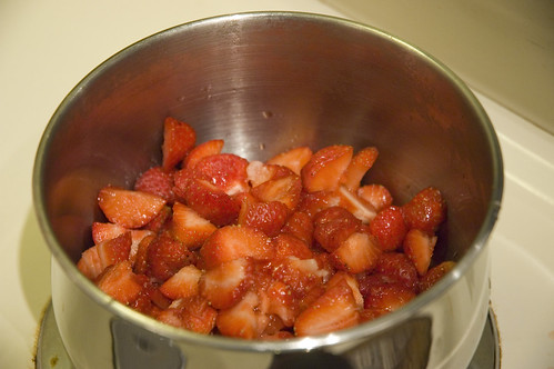 cooking strawberries to make strawberry juice