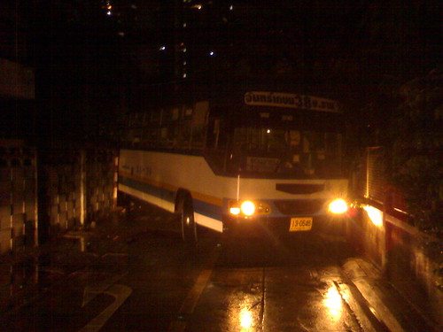 Bus stuck in small soi