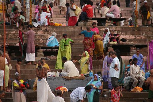 Le matin, les gens prennent leur bain dans le Ganges