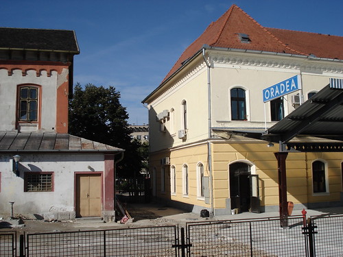 Alt vs. Neu - Bahnhof Oradea
