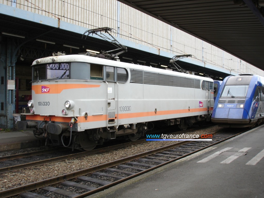 Une locomotive électrique BB9300 (la BB9330 SNCF en livrée béton) en gare de Bordeaux Saint-Jean