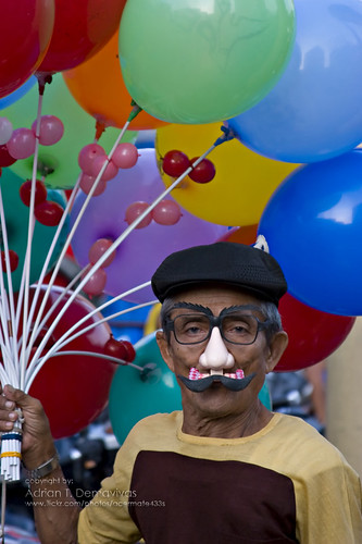 Plaza Miranda, Quiapo, Manila Balloon toys peddler vendor old elderly man ambulant  Buhay Pinoy Philippines Filipino Pilipino  people pictures photos life Philippinen  菲律宾  菲律賓  필리핀(공화국) mask maskara   