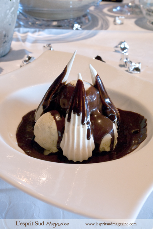 Meringue and vanilla ice cream napped with a warm chocolate sauce (La meringue glacée à la vanille et chocolat chaud)