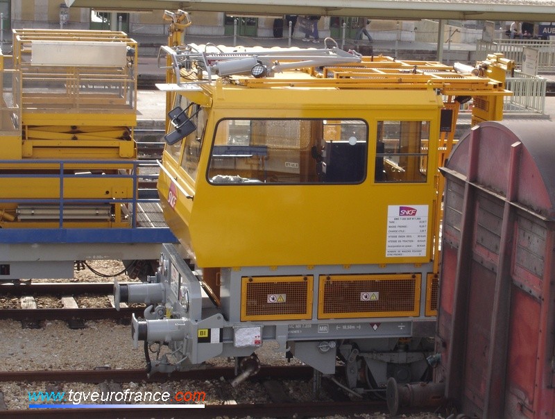 Vue de la cabine de l'engin de maintenance caténaires  rénové dans les ateliers SNCF de Brive