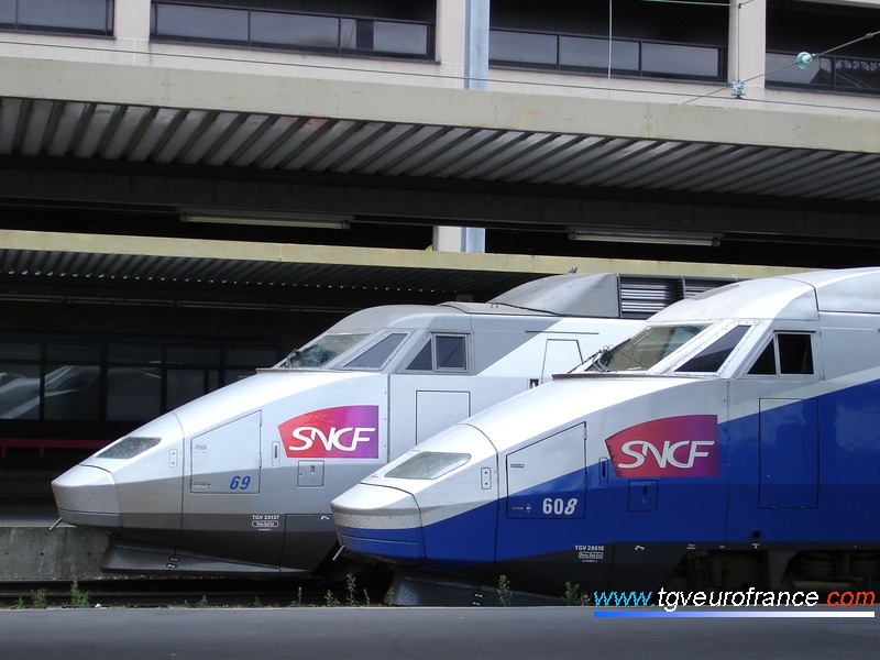 Vue de profil de deux motrices TGV à Paris Gare de Lyon le 14 août 2007